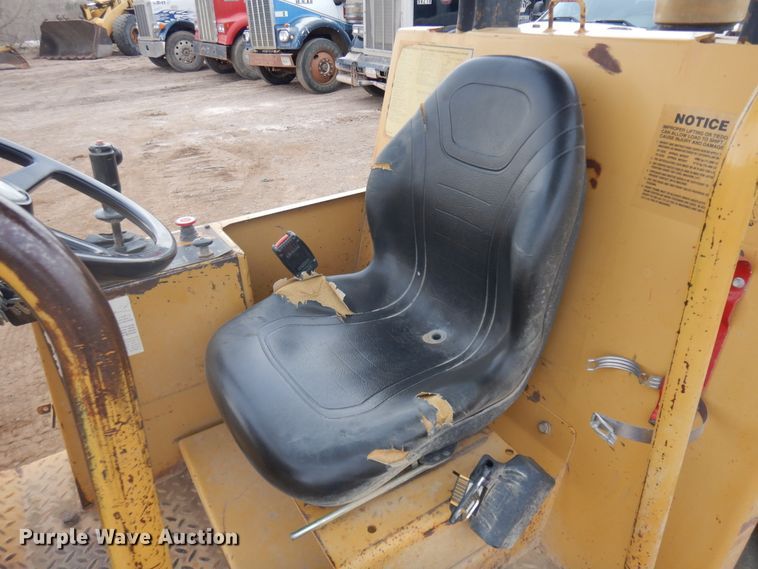 image for item IP9163 1996 Caterpillar CP-323C  single drum vibratory roller