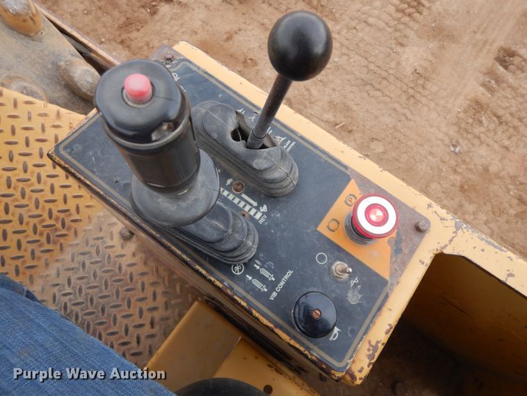 image for item IP9163 1996 Caterpillar CP-323C  single drum vibratory roller