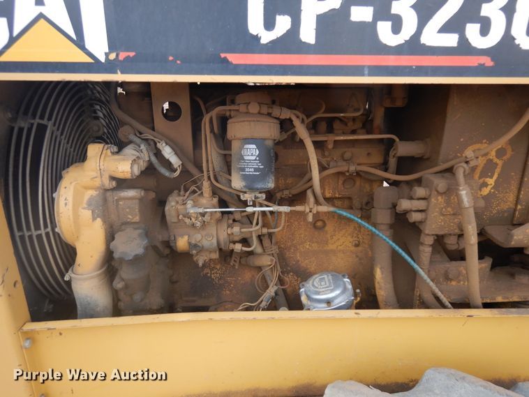 image for item IP9163 1996 Caterpillar CP-323C  single drum vibratory roller