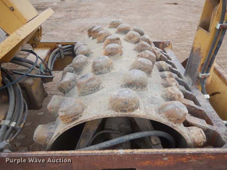 image for item IP9163 1996 Caterpillar CP-323C  single drum vibratory roller