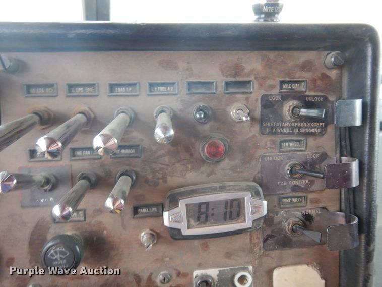 image for item IP9165 1991 Peterbilt 379  semi truck