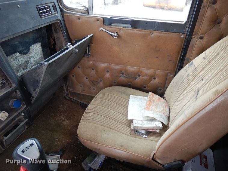 image for item IP9171 1987 Kenworth T600  dump truck