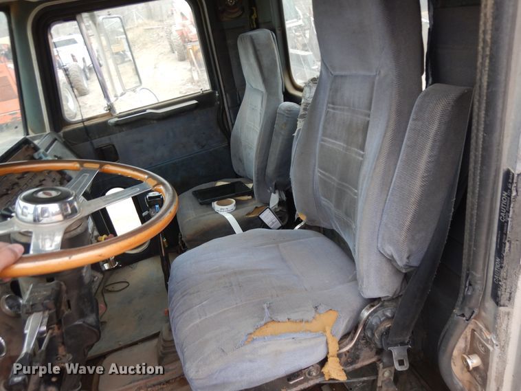 image for item IP9173 1992 Peterbilt 379  semi truck