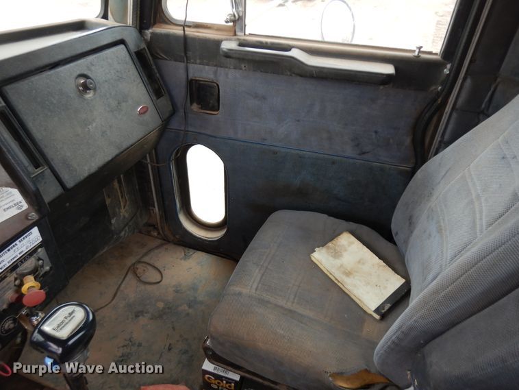 image for item IP9173 1992 Peterbilt 379  semi truck