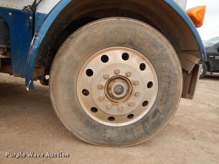 image for item IP9173 1992 Peterbilt 379  semi truck