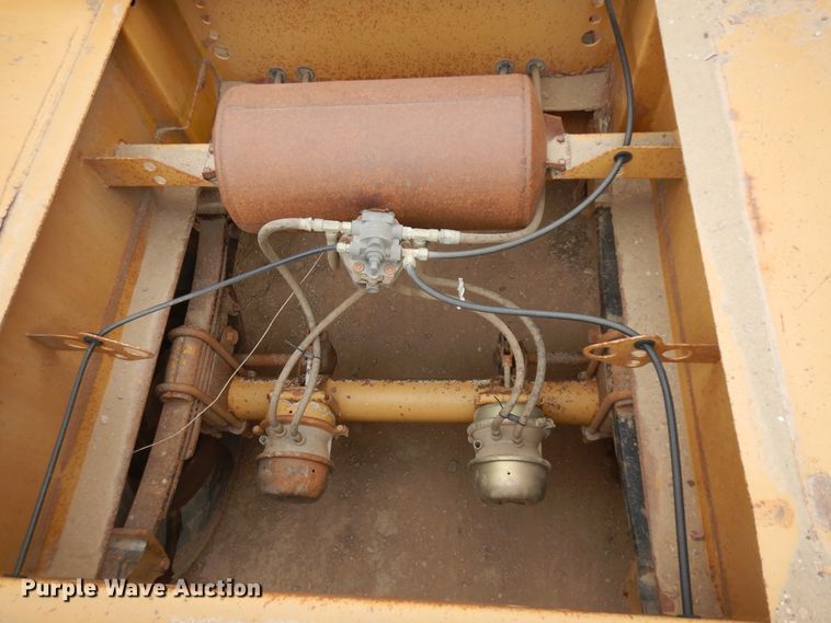 image for item IP9174 1998 Midland  bottom dump trailer