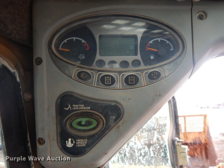 image for item IP9179 2010 Bobcat S205  skid steer loader