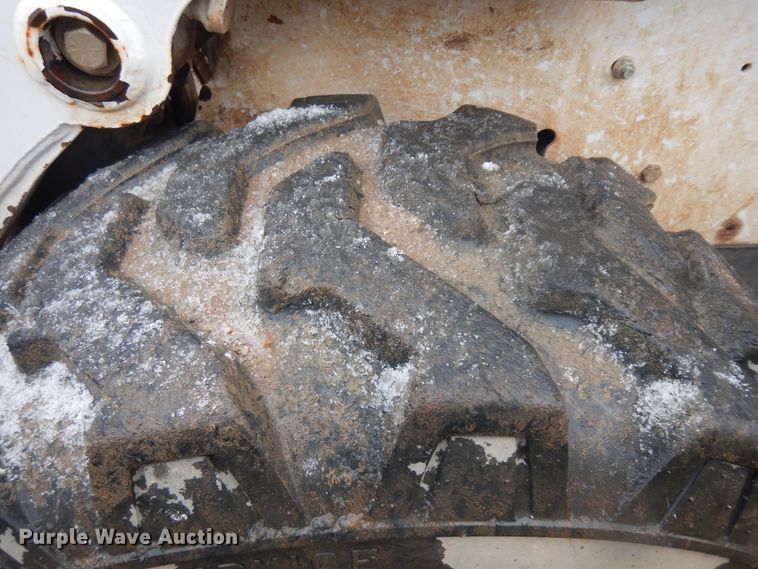 image for item IP9179 2010 Bobcat S205  skid steer loader