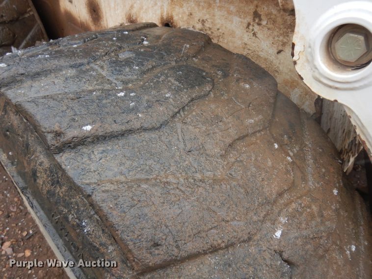 image for item IP9179 2010 Bobcat S205  skid steer loader