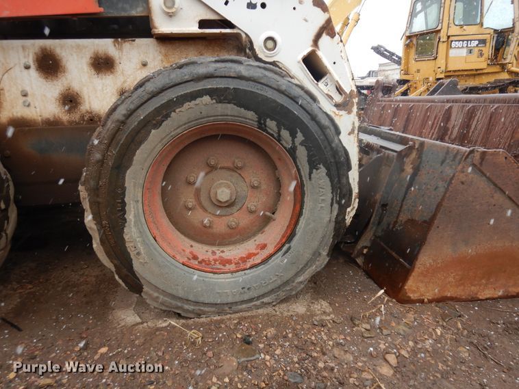 image for item IP9179 2010 Bobcat S205  skid steer loader