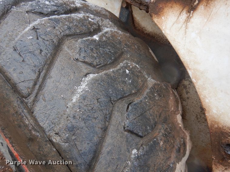 image for item IP9179 2010 Bobcat S205  skid steer loader