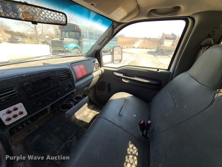 image for item IQ9100 2006 Ford F550 Super Duty  flatbed truck