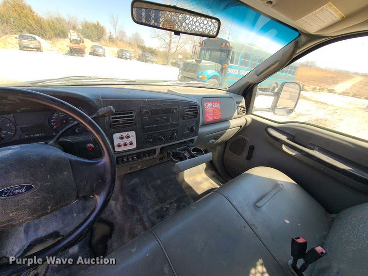 image for item IQ9100 2006 Ford F550 Super Duty  flatbed truck