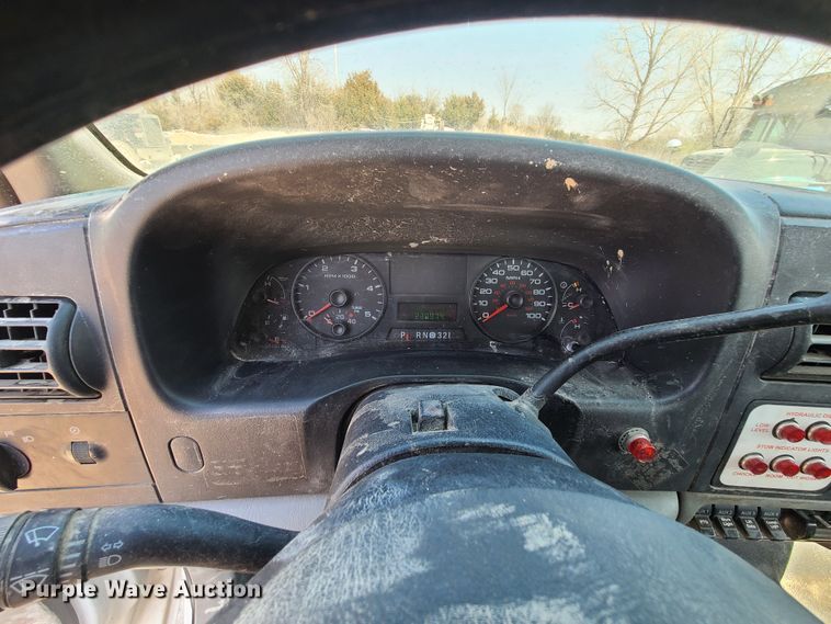 image for item IQ9100 2006 Ford F550 Super Duty  flatbed truck