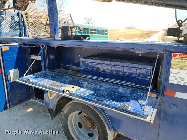 image for item IQ9100 2006 Ford F550 Super Duty  flatbed truck