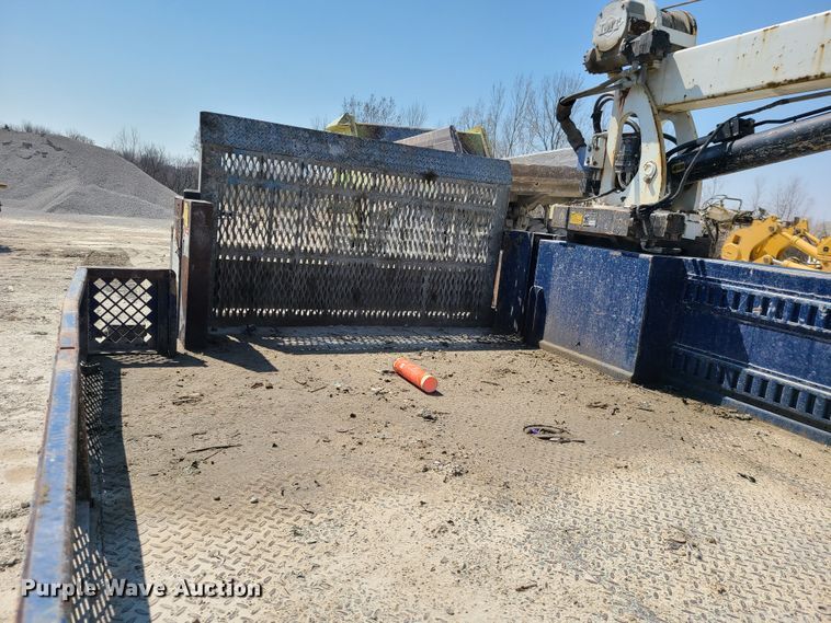 image for item IQ9100 2006 Ford F550 Super Duty  flatbed truck