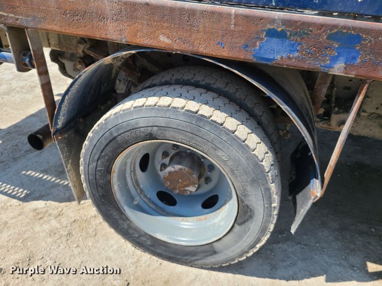 image for item IQ9100 2006 Ford F550 Super Duty  flatbed truck