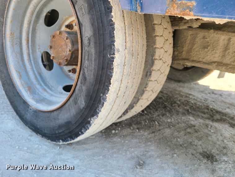 image for item IQ9100 2006 Ford F550 Super Duty  flatbed truck