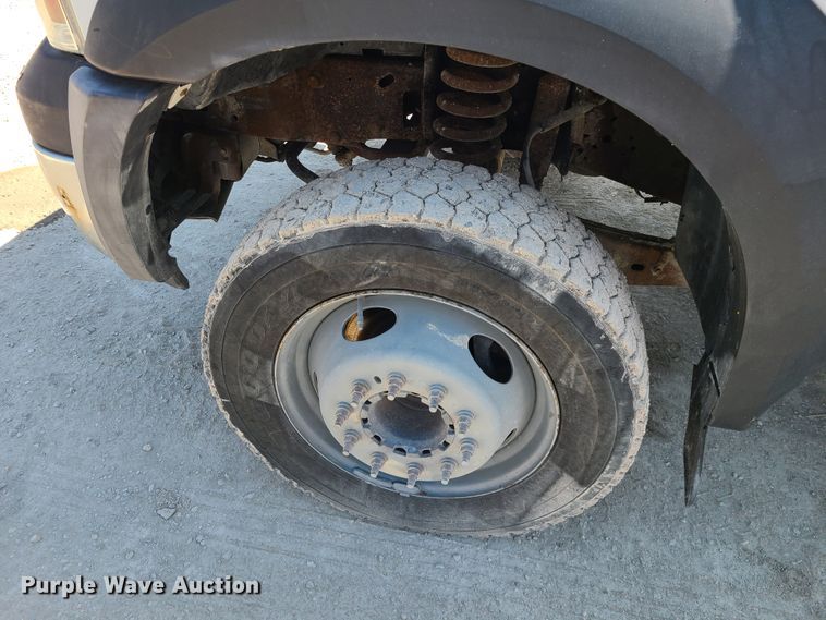 image for item IQ9100 2006 Ford F550 Super Duty  flatbed truck