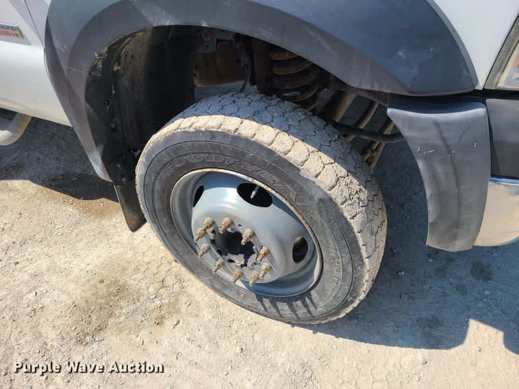 image for item IQ9100 2006 Ford F550 Super Duty  flatbed truck