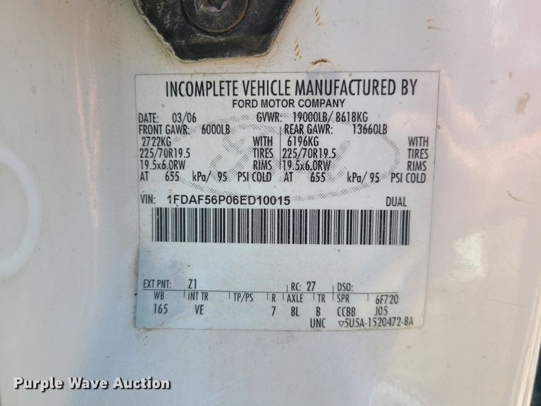 image for item IQ9100 2006 Ford F550 Super Duty  flatbed truck