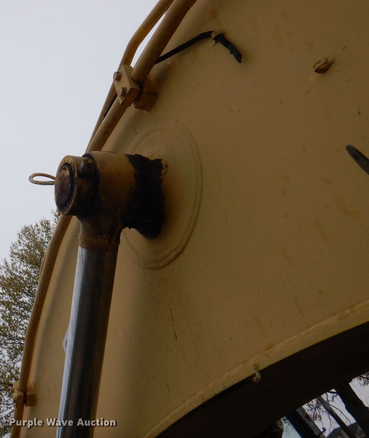 image for item IQ9249 2000 Kobelco SK210LC  excavator