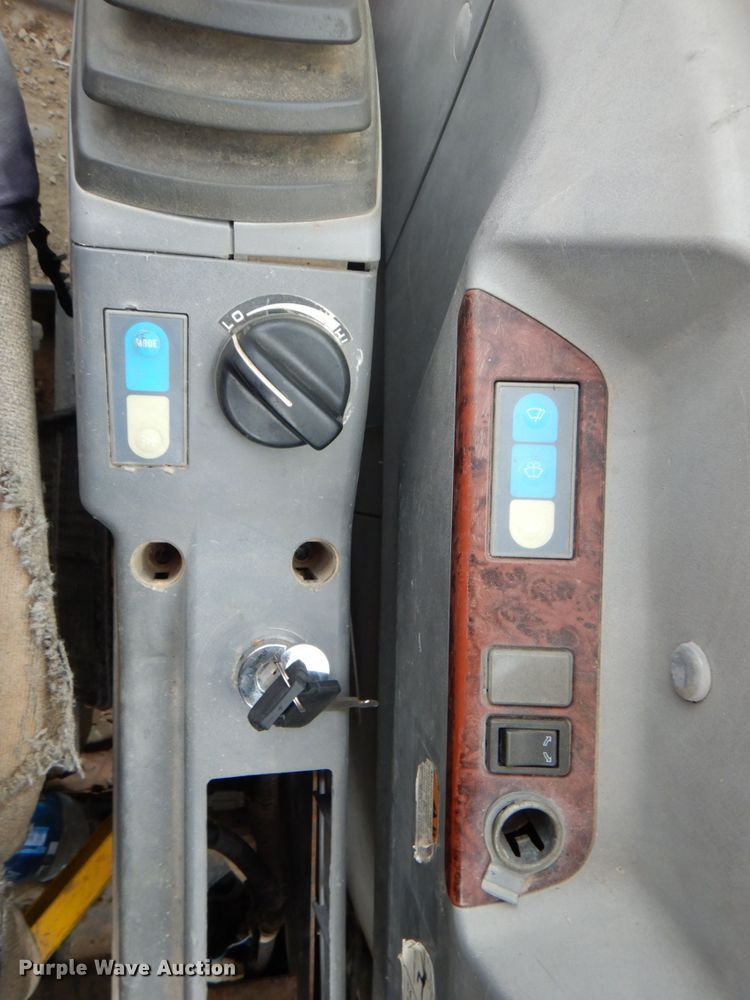 image for item IQ9249 2000 Kobelco SK210LC  excavator