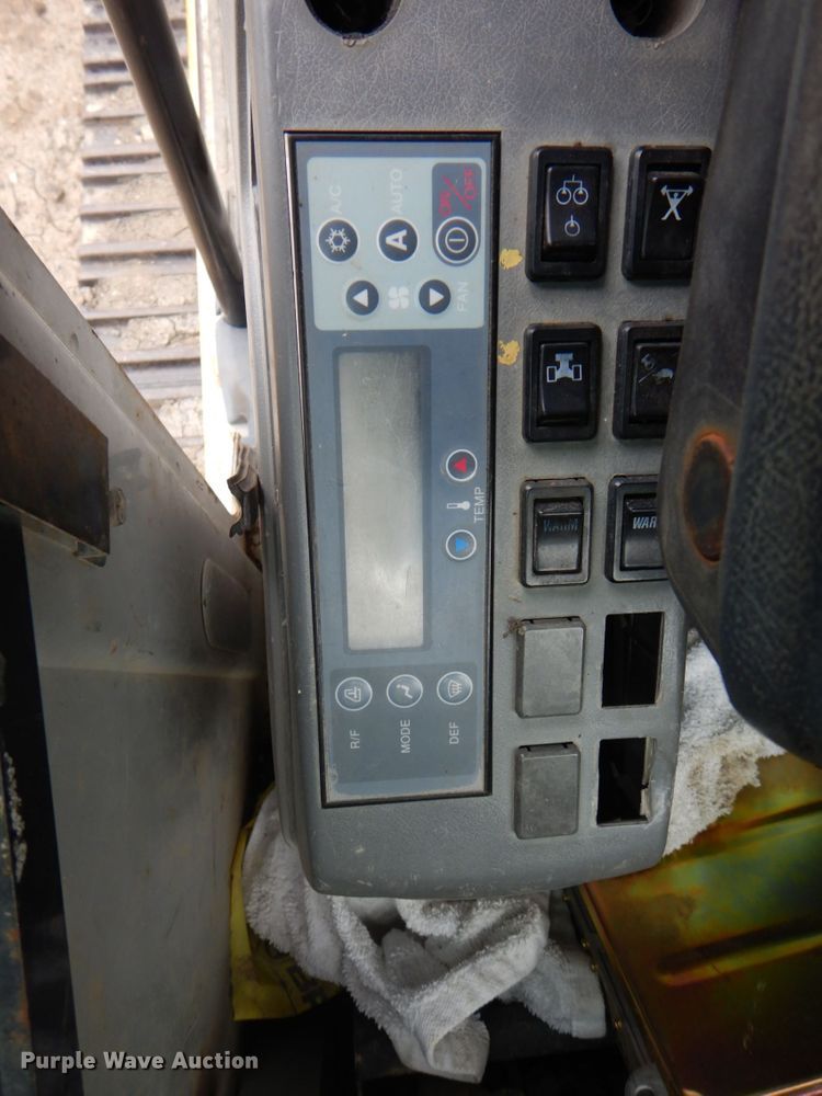 image for item IQ9249 2000 Kobelco SK210LC  excavator