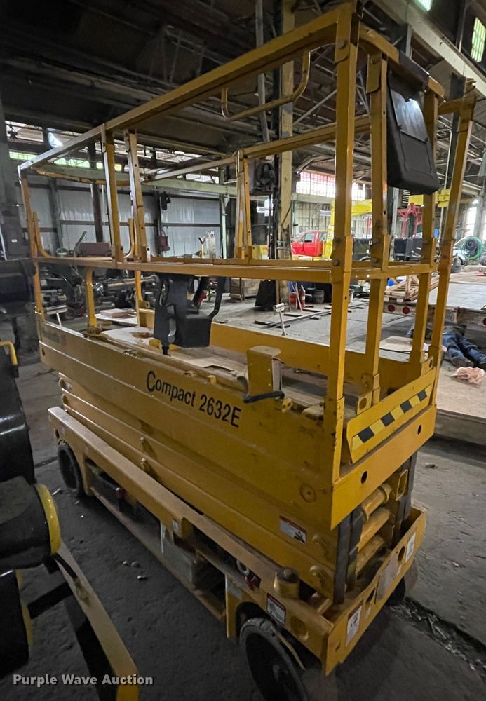 image for item IR9773 2007 Haulotte 2632E  scissor lift