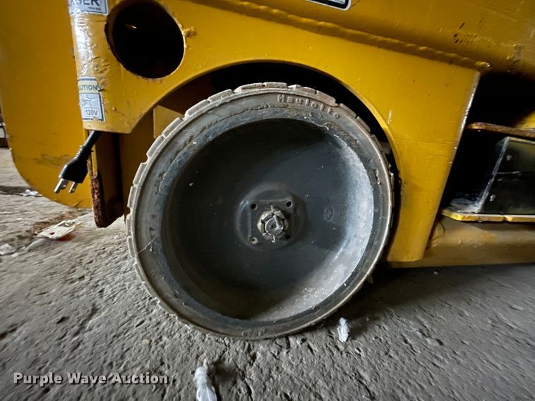 image for item IR9773 2007 Haulotte 2632E  scissor lift