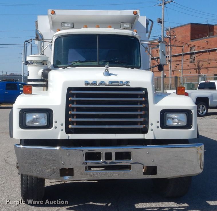 image for item IY9586 1996 Mack RD688S  dump truck