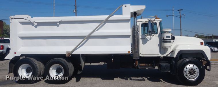 image for item IY9586 1996 Mack RD688S  dump truck