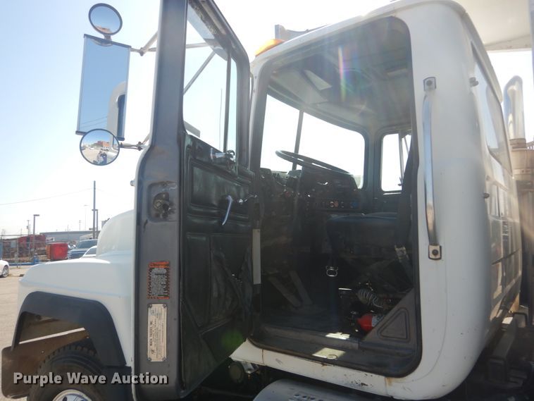 image for item IY9586 1996 Mack RD688S  dump truck