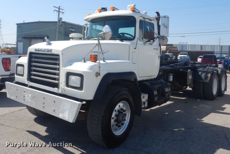 image for item IY9587 2000 Mack RD688S  hook lift truck