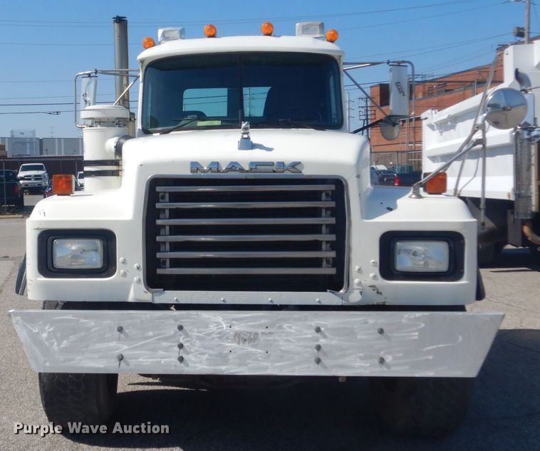 image for item IY9587 2000 Mack RD688S  hook lift truck