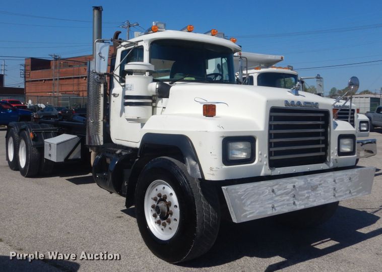 image for item IY9587 2000 Mack RD688S  hook lift truck