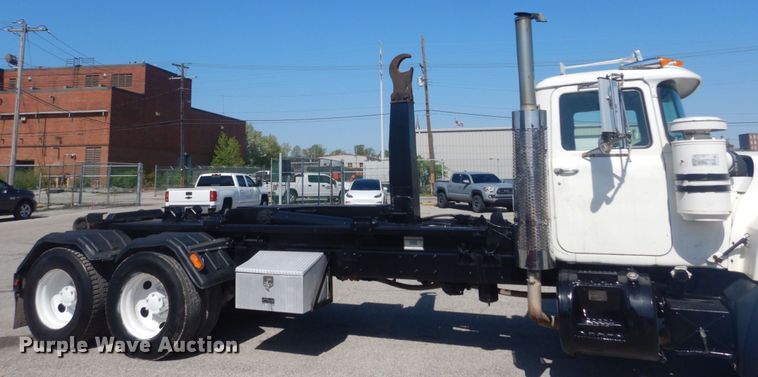 image for item IY9587 2000 Mack RD688S  hook lift truck