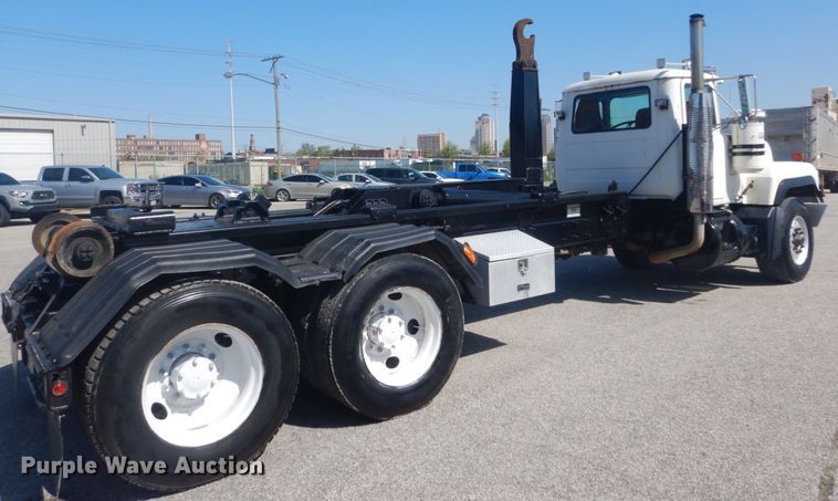 image for item IY9587 2000 Mack RD688S  hook lift truck