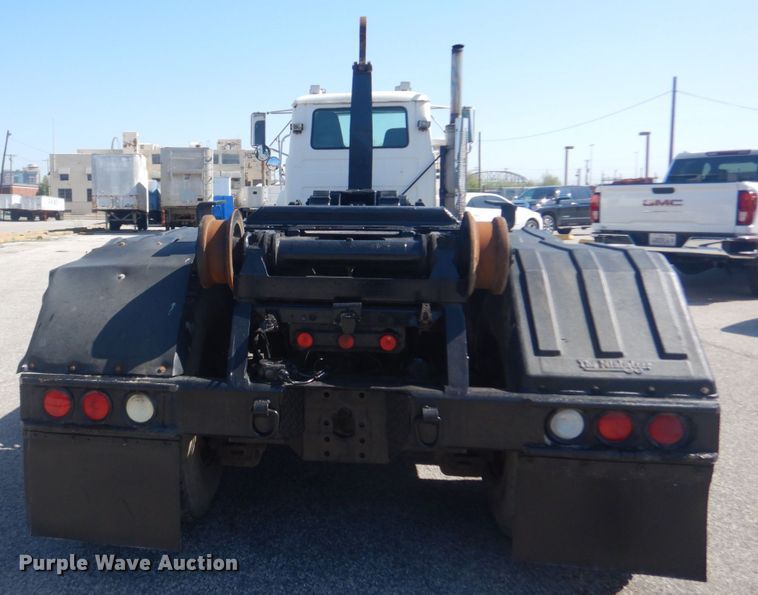 image for item IY9587 2000 Mack RD688S  hook lift truck