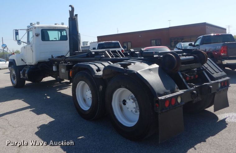 image for item IY9587 2000 Mack RD688S  hook lift truck