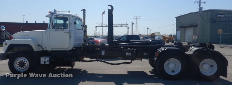image for item IY9587 2000 Mack RD688S  hook lift truck