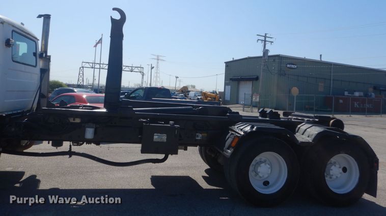 image for item IY9587 2000 Mack RD688S  hook lift truck