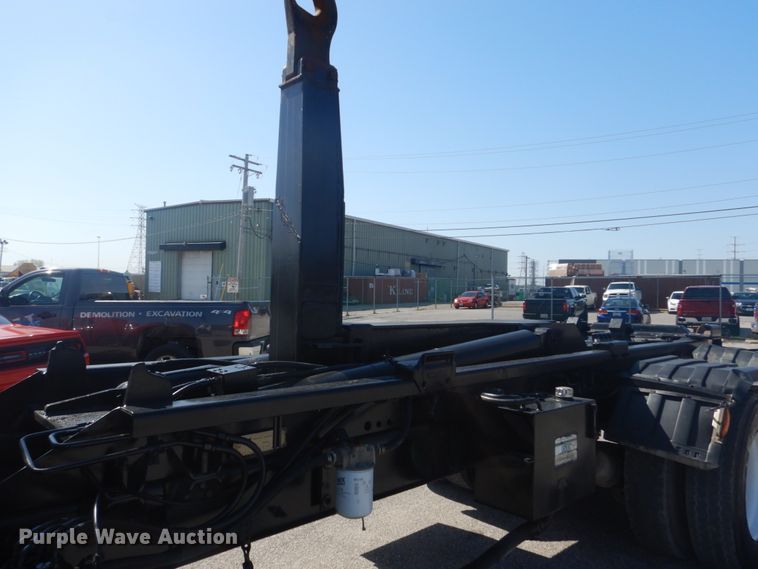 image for item IY9587 2000 Mack RD688S  hook lift truck