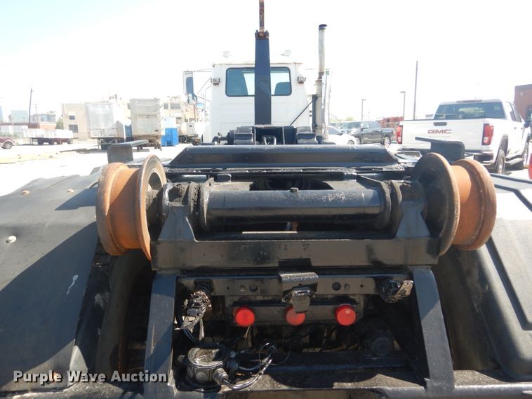 image for item IY9587 2000 Mack RD688S  hook lift truck