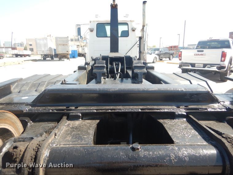 image for item IY9587 2000 Mack RD688S  hook lift truck