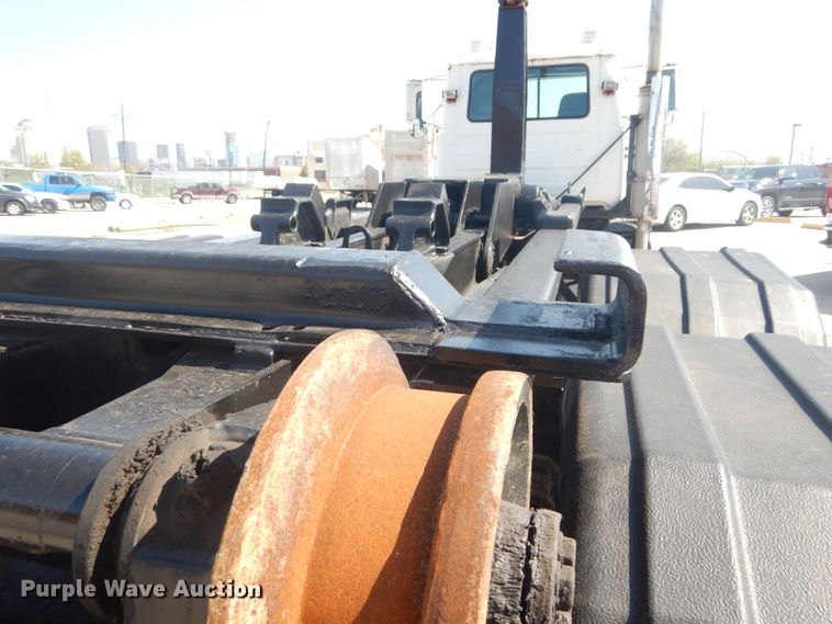 image for item IY9587 2000 Mack RD688S  hook lift truck