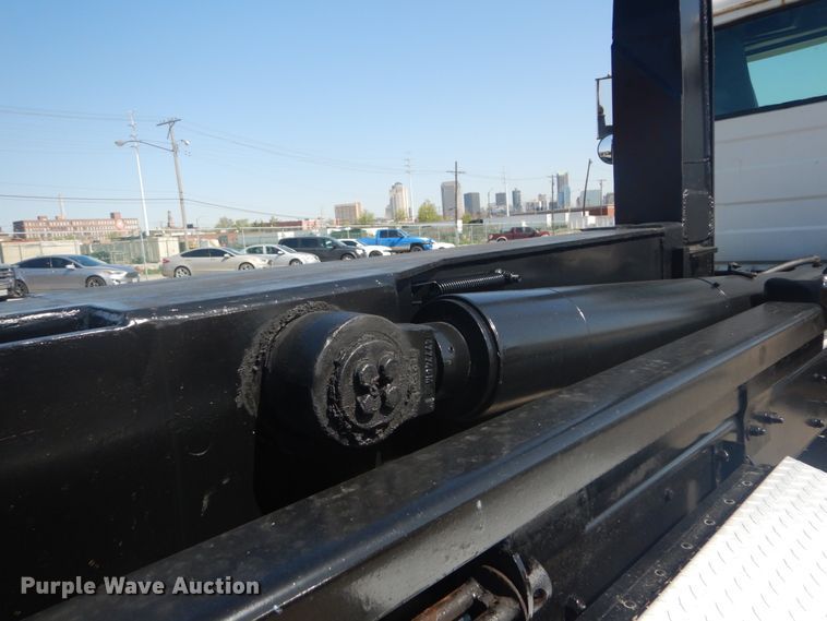 image for item IY9587 2000 Mack RD688S  hook lift truck