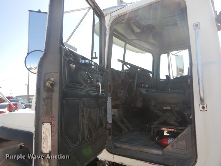 image for item IY9587 2000 Mack RD688S  hook lift truck