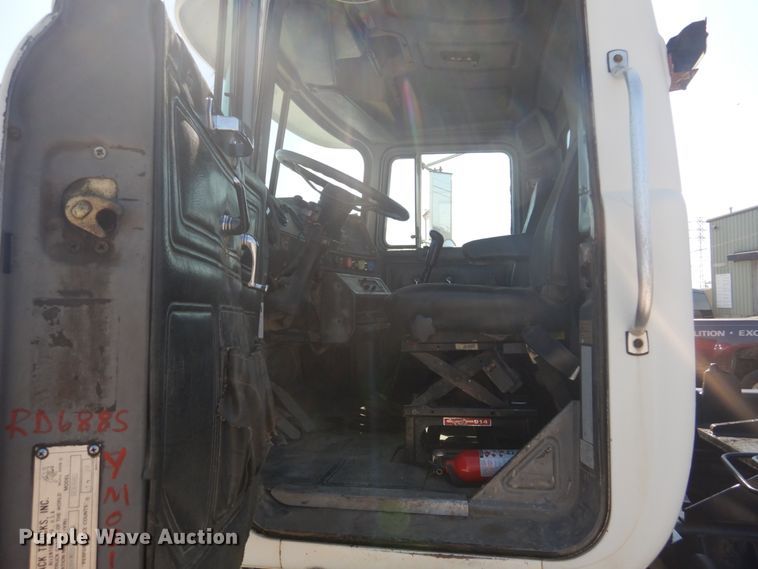image for item IY9587 2000 Mack RD688S  hook lift truck