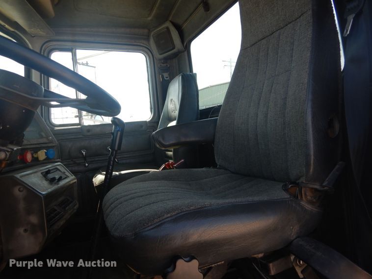 image for item IY9587 2000 Mack RD688S  hook lift truck